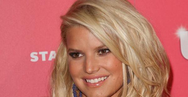 Jessica Simpson spotted out, still very pregnant